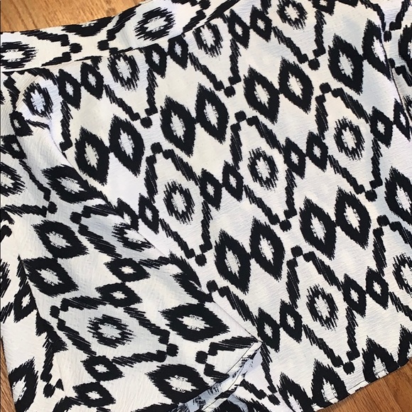 Everly Size M Black and White Skirt - Picture 2 of 4